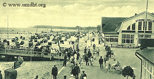 Die ,,Strand - Halle" mit Seebr�ckenvorplatz und Seebr�ckenaufgang.  -  F�r eine gr��ere Bilddarstellung klicken Sie bitte auf das Foto.