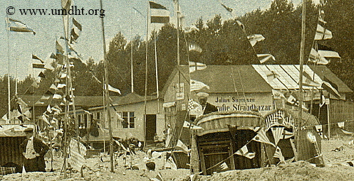 Strandleben vor der Strandhalle in Gr�mitz im Jahr 1910 zwei Jahre vor der Fertigstellung der Seebr�cke in Gr�mitz.  -  F�r eine gr��ere Bilddarstellung klicken Sie bitte auf das Foto.