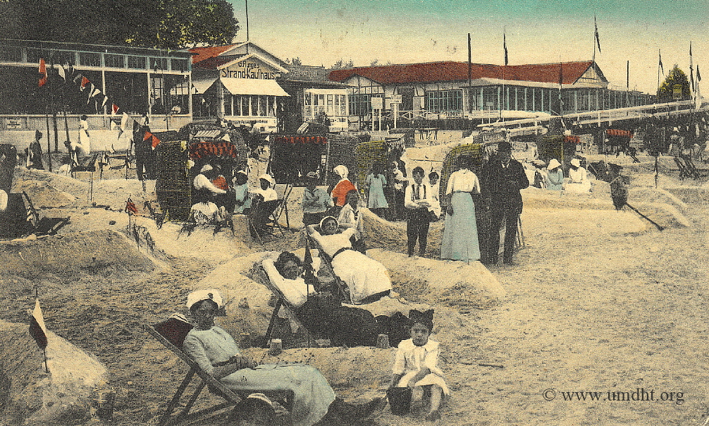 Strandleben vor der Strandhalle in Gr�mitz um das Jahr 1912, im Hintergrund ist der Anfang der neuen Seebr�cke zu erkennen.  -  F�r eine gr��ere Bilddarstellung klicken Sie bitte auf das Foto.
